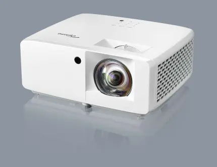 Compact high brightness short throw laser projector